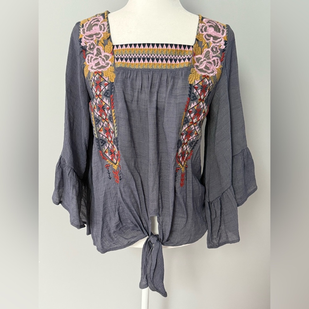 Entro Anthropologie Women’s Size‎ S Top Embroidered Gray Bell Sleeve Oversized